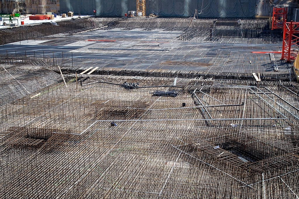 Подготовка фундамента небоскрёба для заливки товарным бетоном марки М700 класса б50