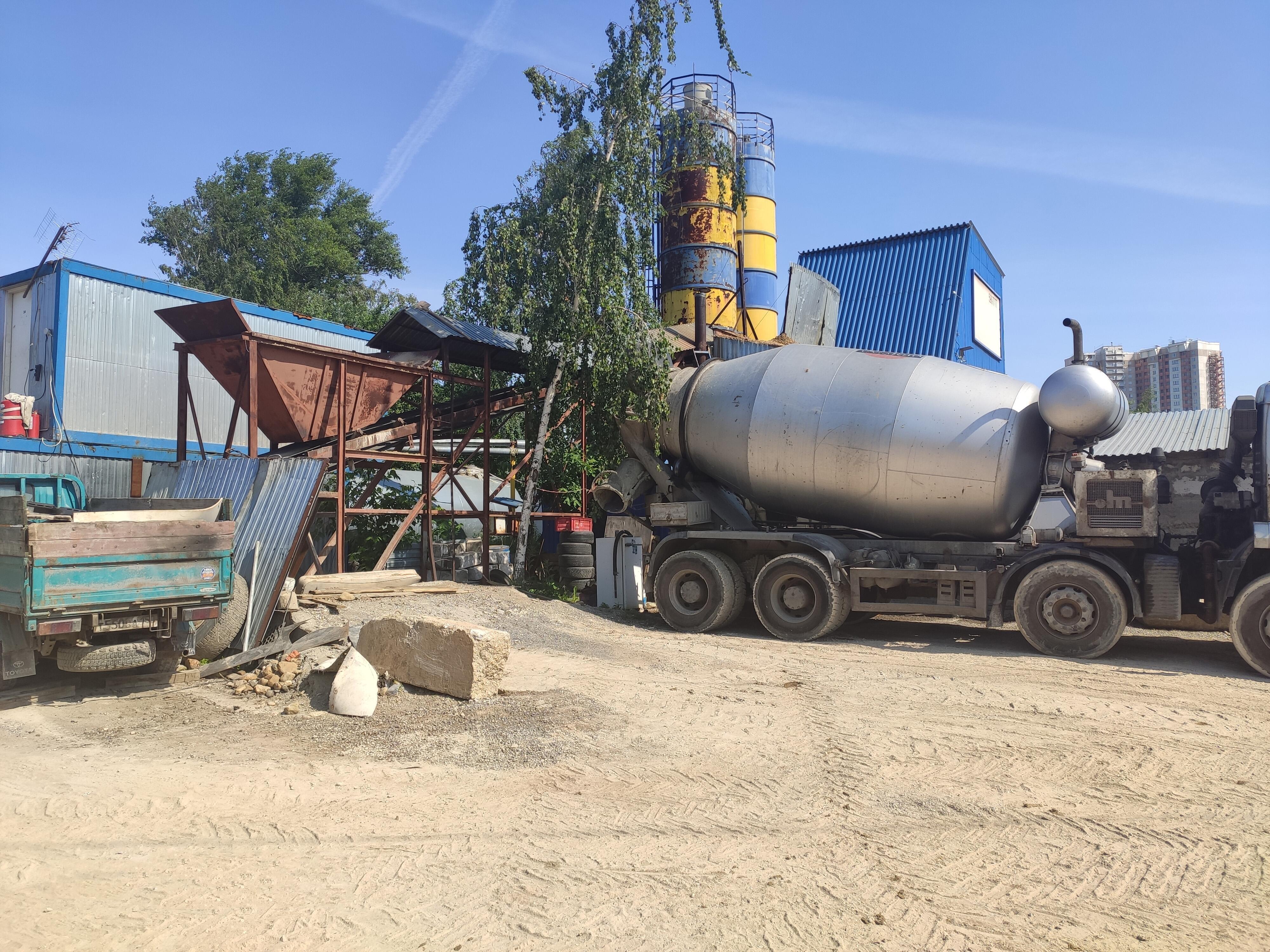 Загрузка жидкого гранитного бетона М400 на бетонном заводе в Одинцово