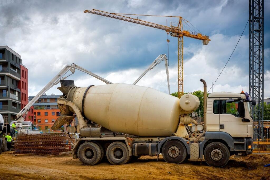 Бетоносмеситель доставил гранитный бетон М550 б40 на строительную площадку