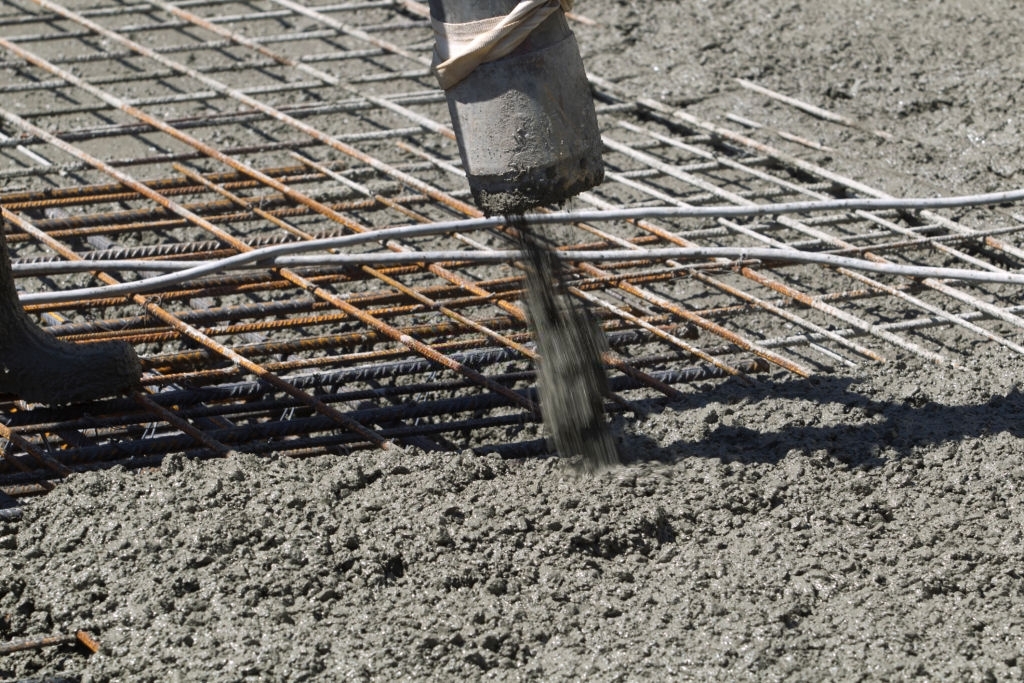 Прочный бетон М700 доставка миксером с бетононасосом