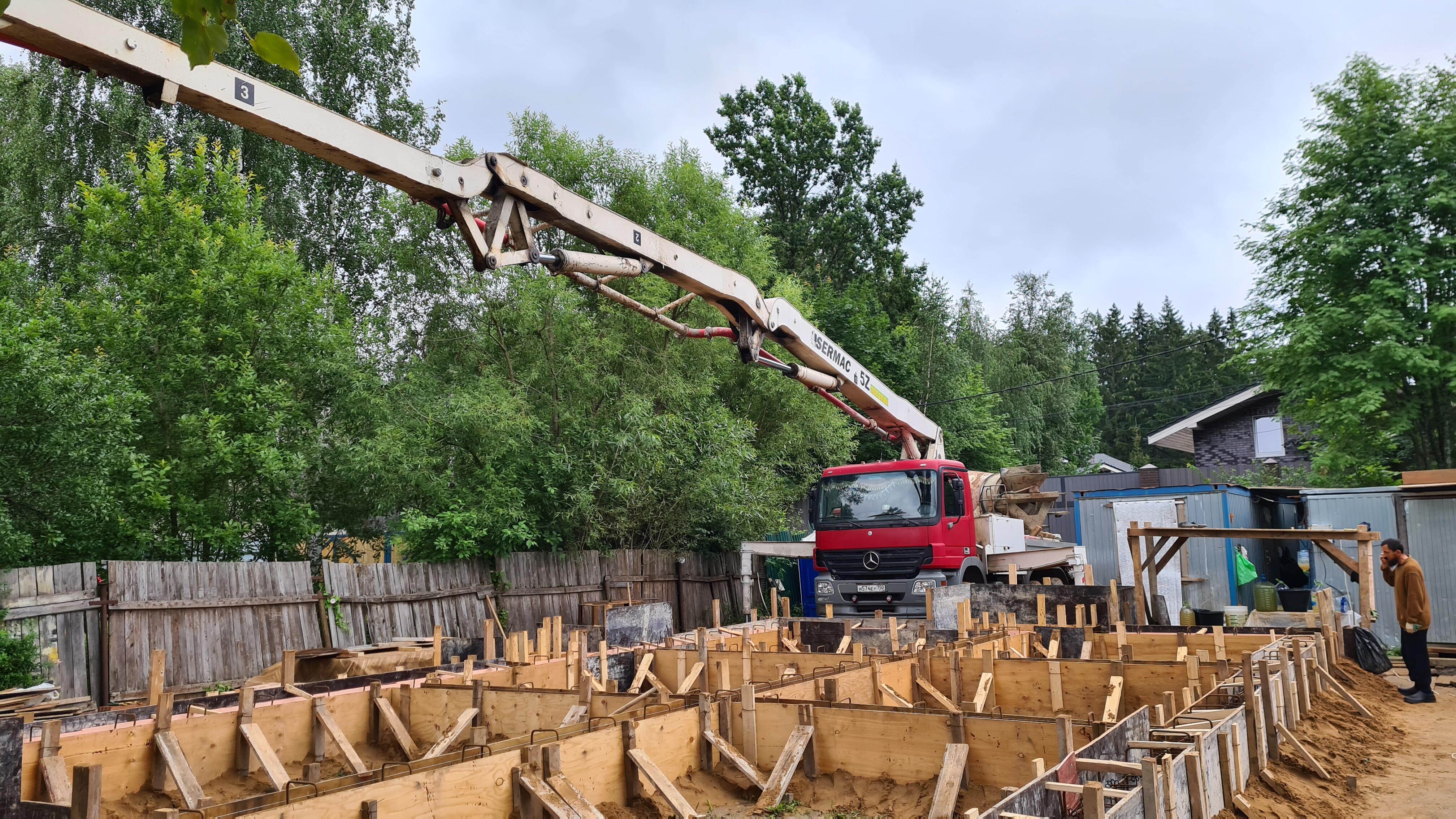 Подача бетона марки М400 бетононасосом во Власихе