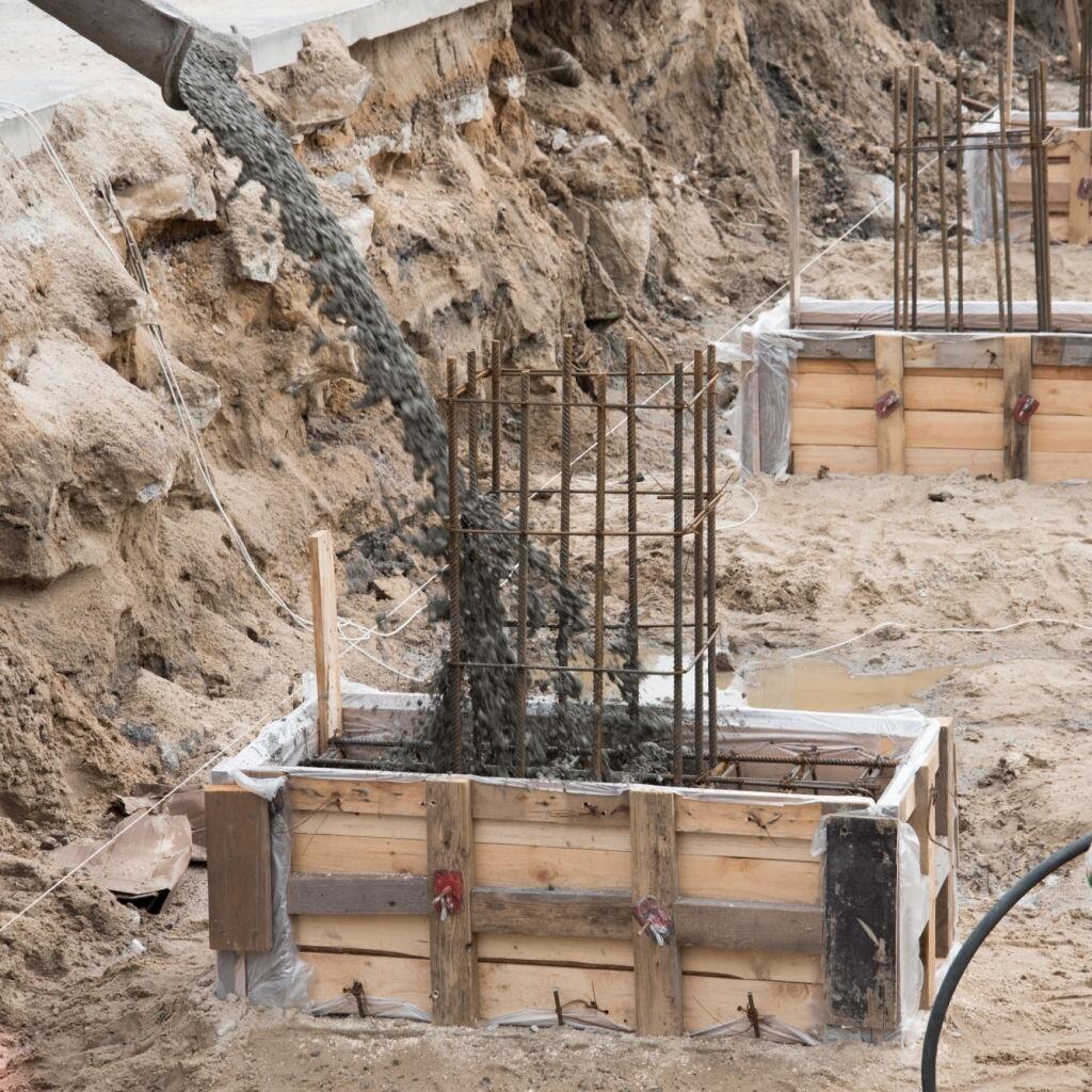 Доставка жидкого бетона БСТ на гранитном щебне для заливки колонн, фундамента, плиты