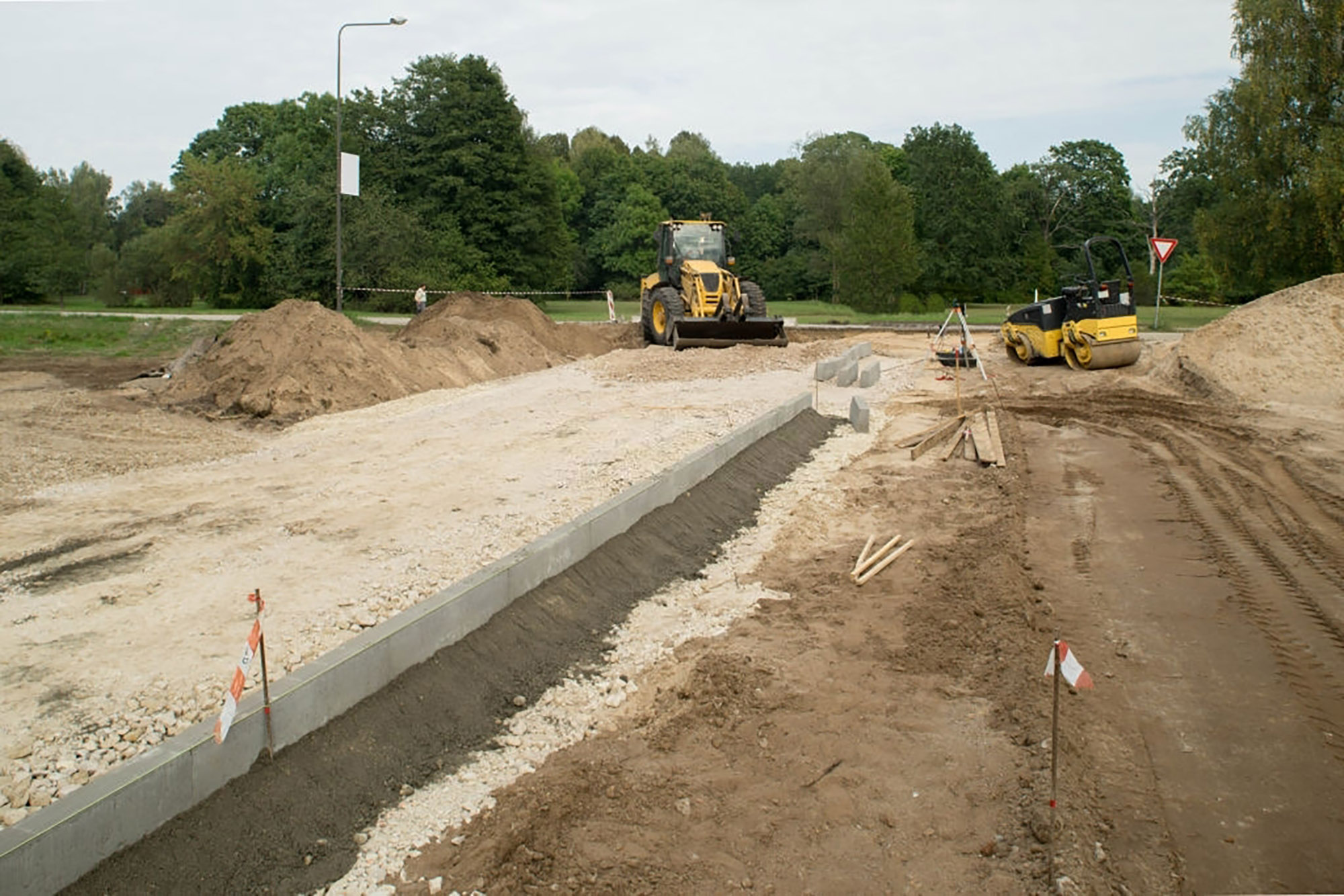 Применение тощих бетонов для укладки бордюра