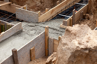 бетон в опалубке ленточного фундамента бетон в опалубке ленточного фундамента