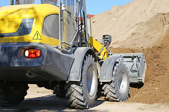 экскаватор грузит песок экскаватор грузит песок